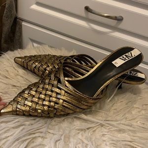 Gold pointy toe kitten heel ( Zara)